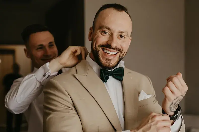 Pan młody ze świadkiem podczas przygotowań ślubnych