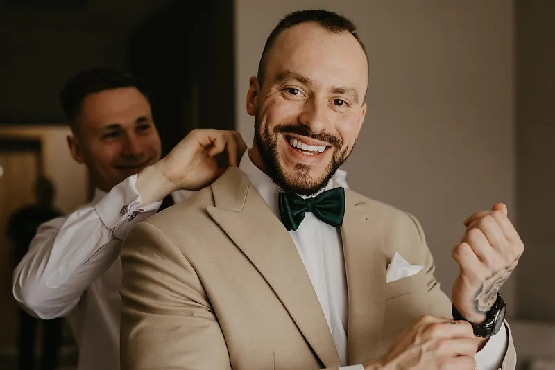 Pan młody ze świadkiem podczas przygotowań ślubnych Pan młody ze świadkiem podczas przygotowań ślubnych