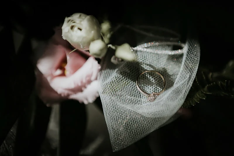 Obrączki ślubne na tiulu i kwiatach jako elegancki detal ślubu Obrączki ślubne na tiulu i kwiatach jako elegancki detal ślubu