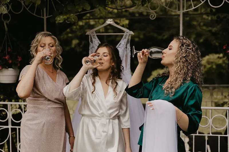 Przygotowania pary młodej i pierwsze rozmowy o organizacji wesela krok po kroku