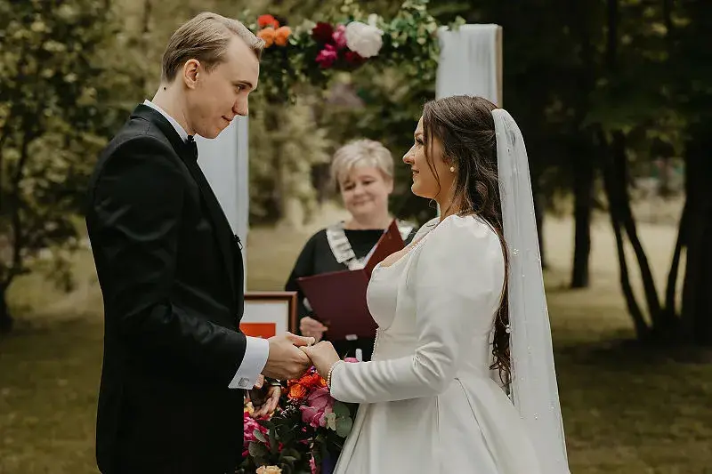 Termin ślubu i wybór rodzaju ceremonii jako ważna decyzja na początku planowania wesela