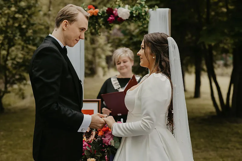 Termin ślubu i wybór rodzaju ceremonii jako ważna decyzja na początku planowania wesela