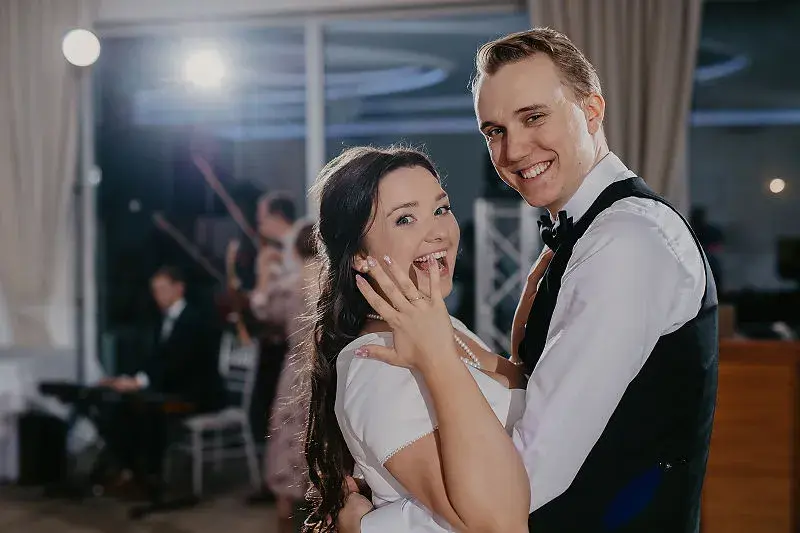 Para młoda na sali weselnej po ceremonii ślubu cywilnego