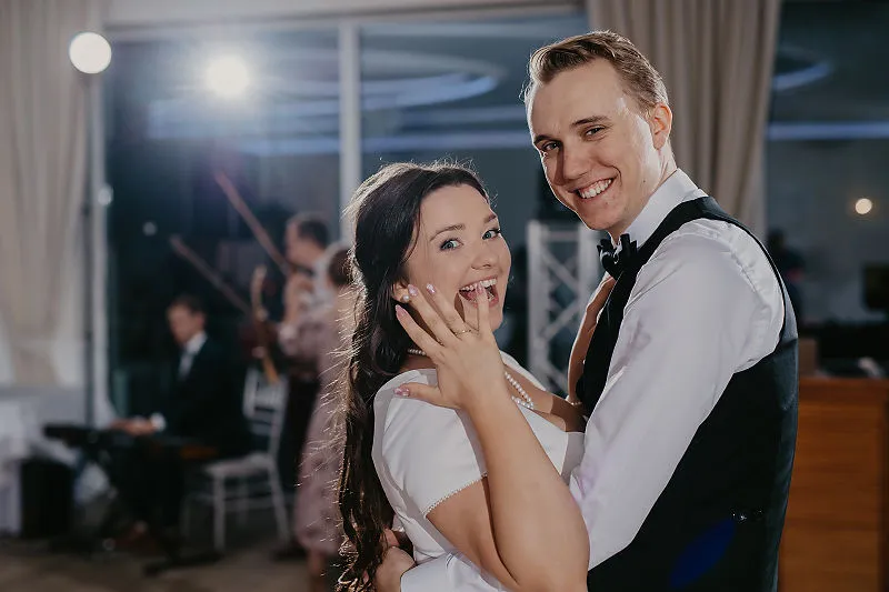 Para młoda na sali weselnej po ceremonii ślubu cywilnego Para młoda na sali weselnej po ceremonii ślubu cywilnego