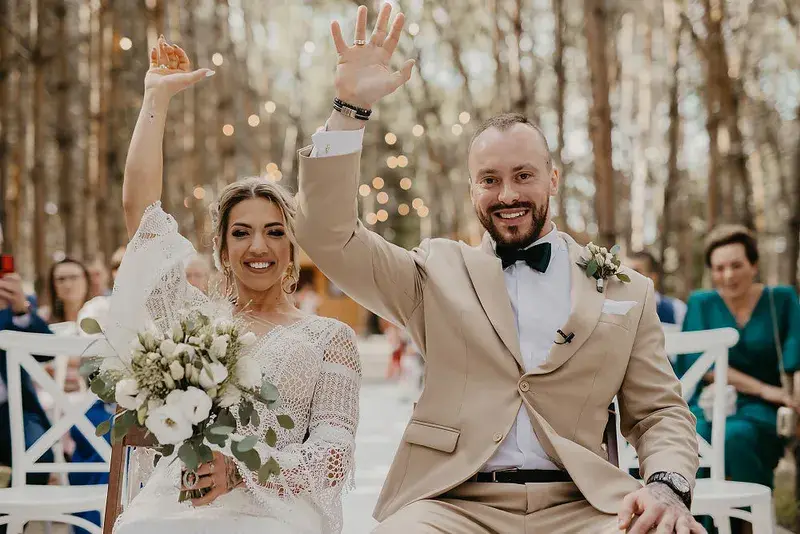 Ślub cywilny krok po kroku podczas plenerowej ceremonii poza USC