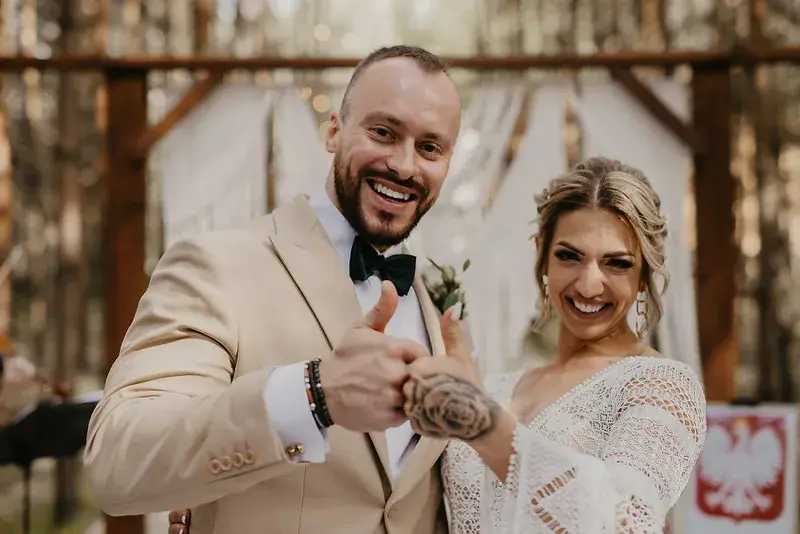 Para podczas ślubu cywilnego poza USC w plenerze