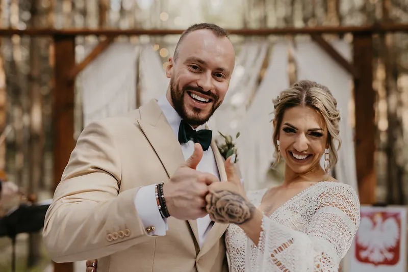 Para podczas ślubu cywilnego poza USC w plenerze Para podczas ślubu cywilnego poza USC w plenerze