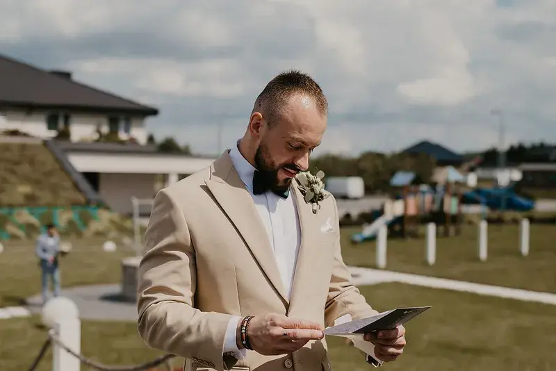 Para młoda podczas ceremonii ślubnej w jasnym wnętrzu