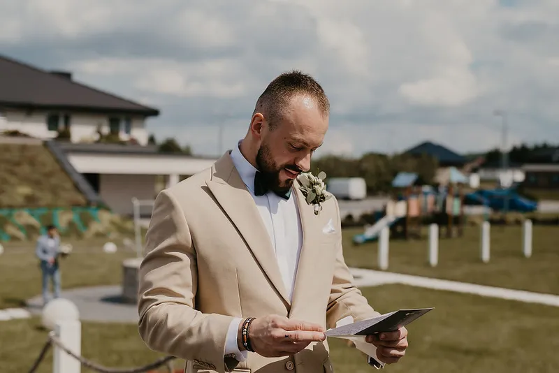Para młoda podczas ceremonii ślubnej w jasnym wnętrzu Para młoda podczas ceremonii ślubnej w jasnym wnętrzu