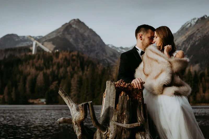 Para podczas plenerowej sesji nad jeziorem w górskim otoczeniu