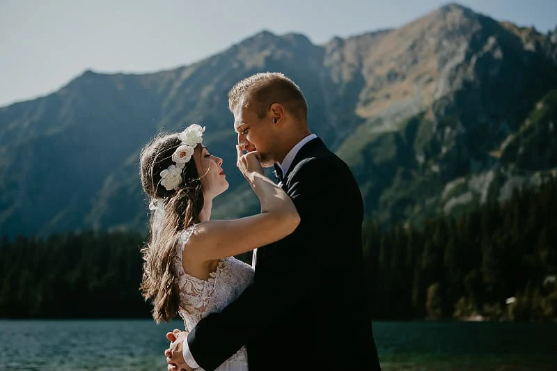Para młoda podczas sesji ślubnej nad górskim jeziorem Para młoda podczas sesji ślubnej nad górskim jeziorem