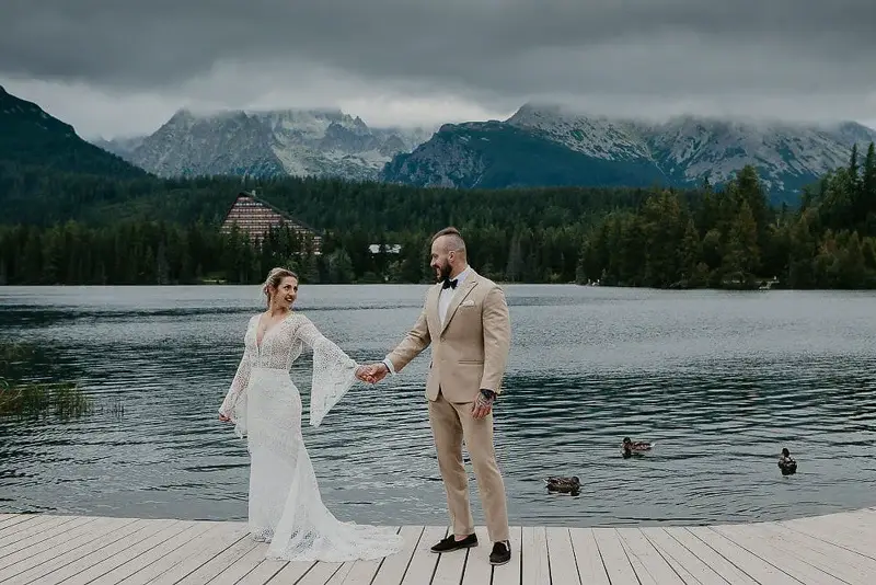Para młoda na tle gór podczas plenerowej sesji ślubnej