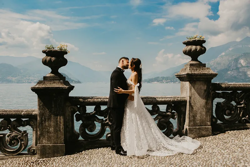 Para młoda podczas plenerowej sesji nad jeziorem Para młoda podczas plenerowej sesji nad jeziorem