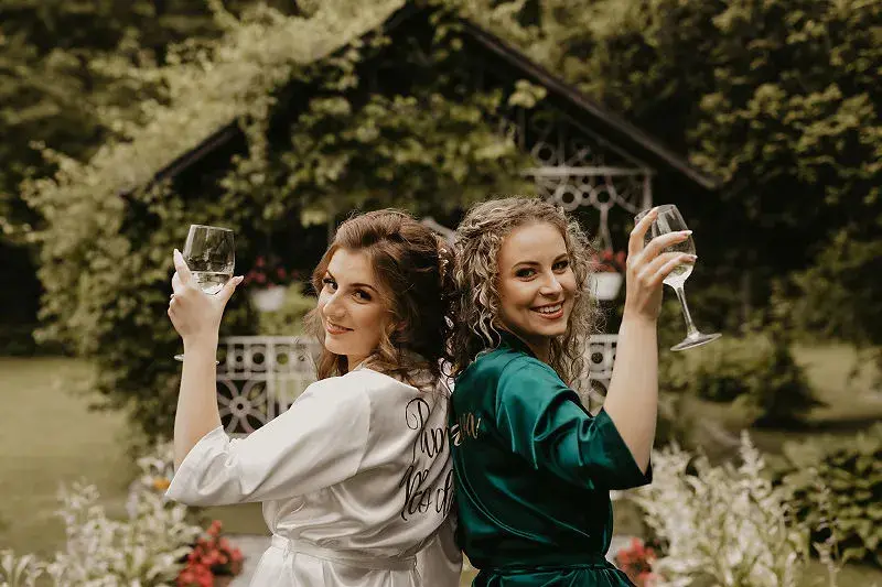 Panna młoda z bliskimi podczas przygotowań do ceremonii ślubnej