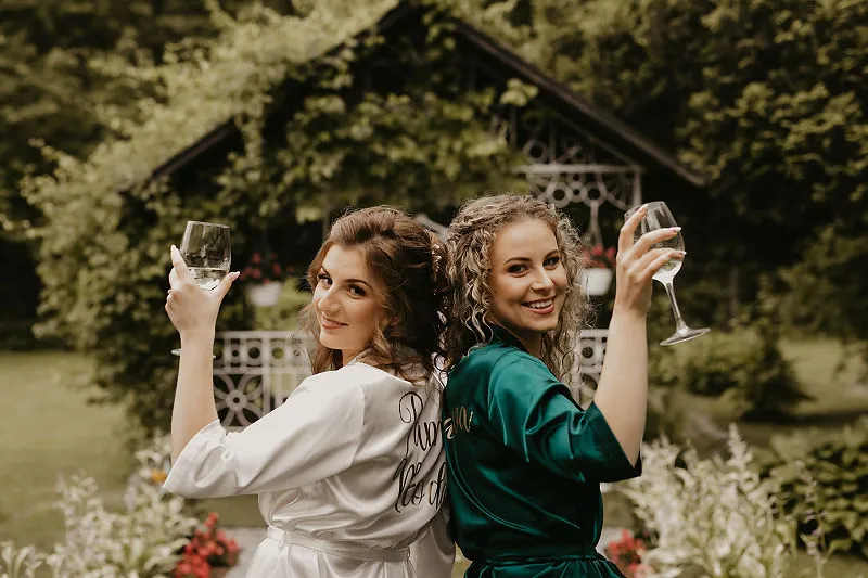 Panna młoda z bliskimi podczas przygotowań do ceremonii ślubnej Panna młoda z bliskimi podczas przygotowań do ceremonii ślubnej