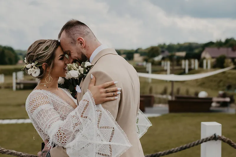 Para młoda przytulona po ceremonii ślubnej na zewnątrz Para młoda przytulona po ceremonii ślubnej na zewnątrz