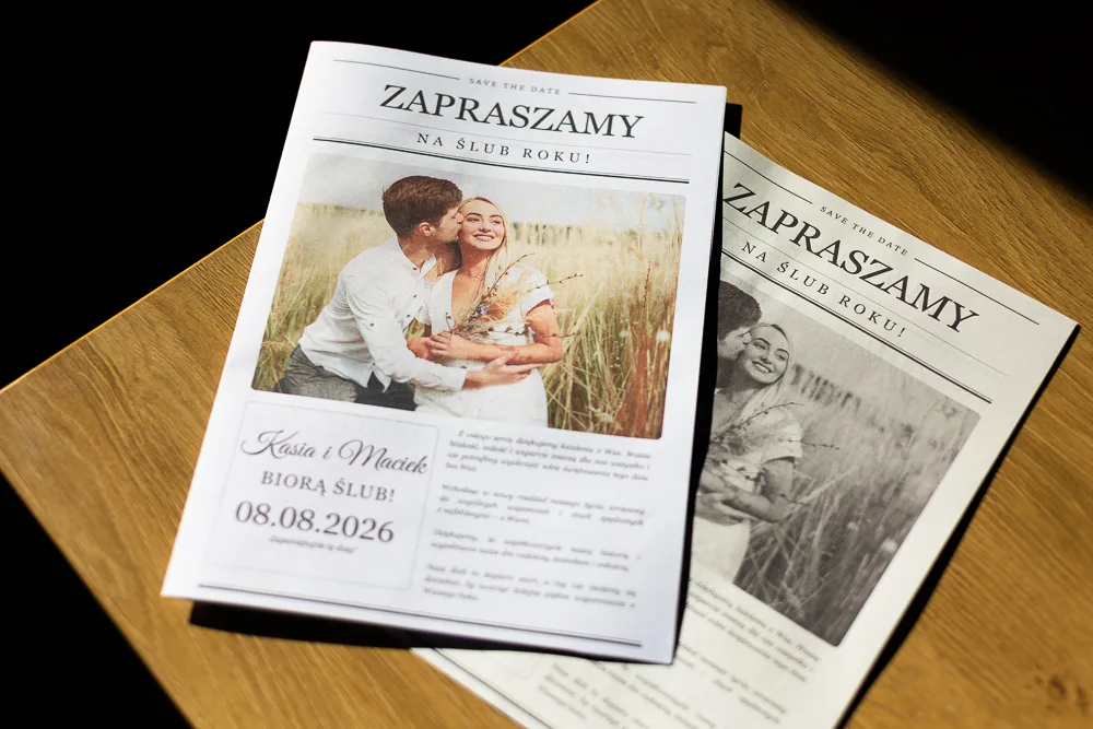 Projekt zaproszenia ślubnego w stylu gazety z miejscem na RSVP i kod QR Projekt zaproszenia ślubnego w stylu gazety z miejscem na RSVP i kod QR