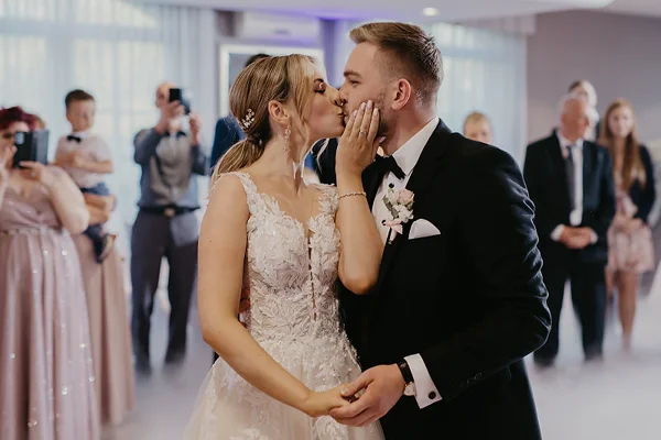 Goście weselni podczas zabawy – galeria zdjęć od gości